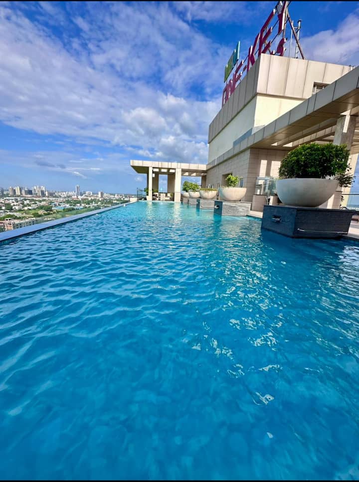 M3m Couple Friendly Studio Rooftop Pool & Balcony - Gurugram