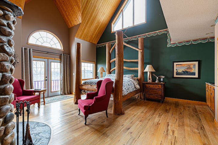 Dormitorio principal Eagle's Nest con cama tamaño king enorme y baño privado