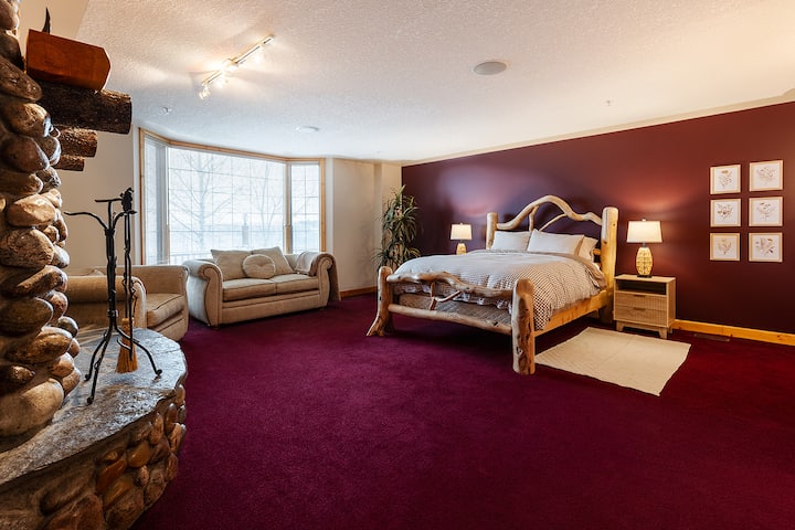 Habitación Red Fox con cama tamaño queen, baño privado y hermosas vistas a las colinas