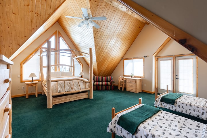Habitación Moose con cama tamaño queen, dos camas de una plaza y acceso directo a un baño compartido