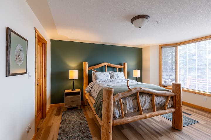 Habitación Deer con cama tamaño queen y baño al otro lado del pasillo