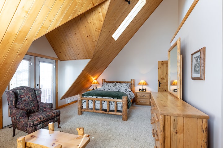 Habitación Elk con balcón privado y baño compartido al otro lado del pasillo