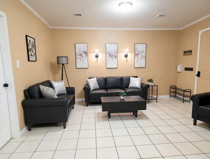 Comfy 3 Bedroom With Backyard Fire Pit & Parking - Port Arthur, TX
