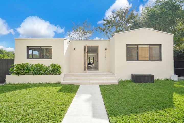 Modern Nordic Villa + Private Guest House & Pool - Miami, FL