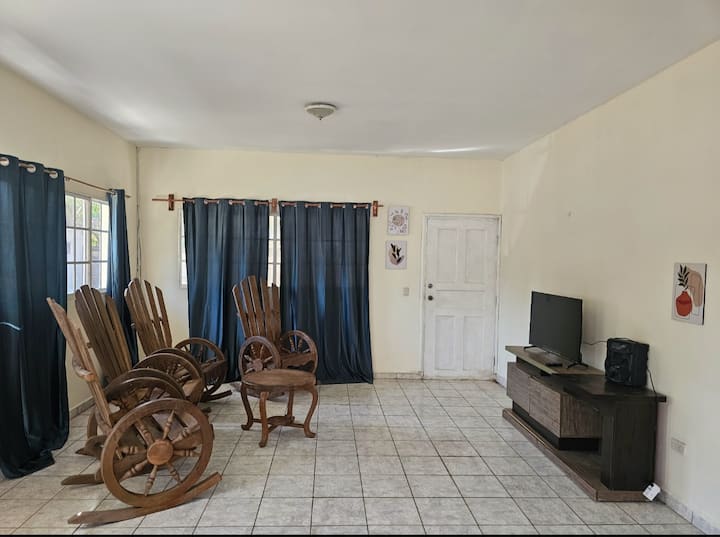 Amplio Apartamento Equipado Con A/c Y Parqueo - Managua