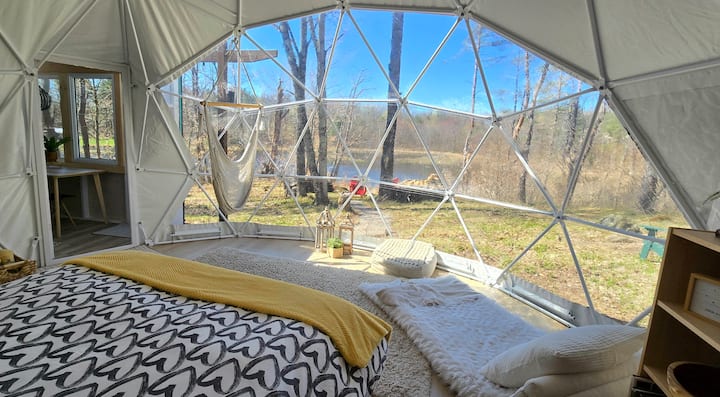 Despiértese rodeado de vistas al bosque a través de ventanas panorámicas, donde una luz suave inunda la cúpula y la naturaleza se convierte en parte de su espacio: perfecto para mañanas tranquilas, momentos de calma y una escapada total.