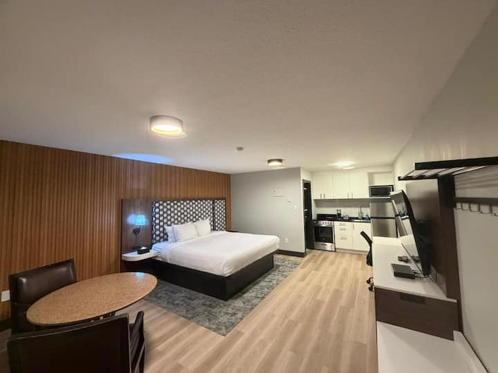 High Tide Signature King Studio Suite - Parksville