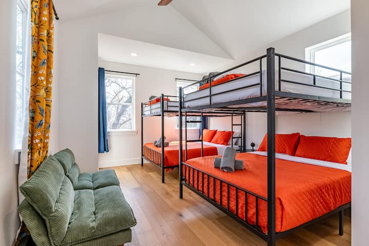Son aménagement spacieux, ses hauts plafonds voûtés et son coin salon confortable en velours vert en font l'espace flexible idéal pour les groupes.