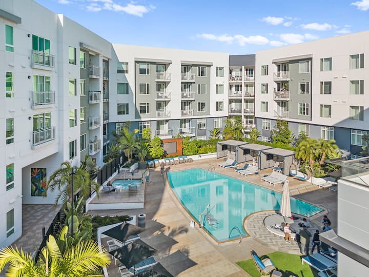 Luxe 3br Pool, Spa, 24/7 Gym, Games, Wifi, Parking - San Diego, CA