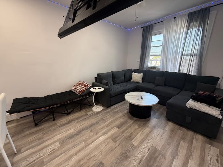 3 - Open Layout Apartment – Near Ewr & Nyc Access. - Elizabeth, NJ