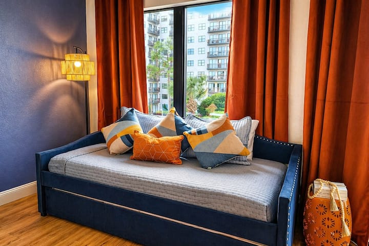 Sofá cama versátil con dos camas individuales. Elegante, acogedor y perfecto para familias o amigos. Disfruta de espacio adicional para dormir sin renunciar a la comodidad, todo en un entorno con un diseño precioso; el espacio cuenta con TV inteligente, wifi y aire acondicionado.