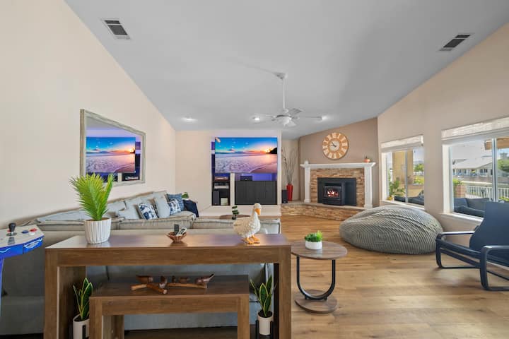 Televisor 4K grande de 85" con YouTube TV y Prime Video.  También tiene el juego de arcade NFL Blitz.  El sofá modular grande tiene una cama extraíble y excelentes vistas del lago.