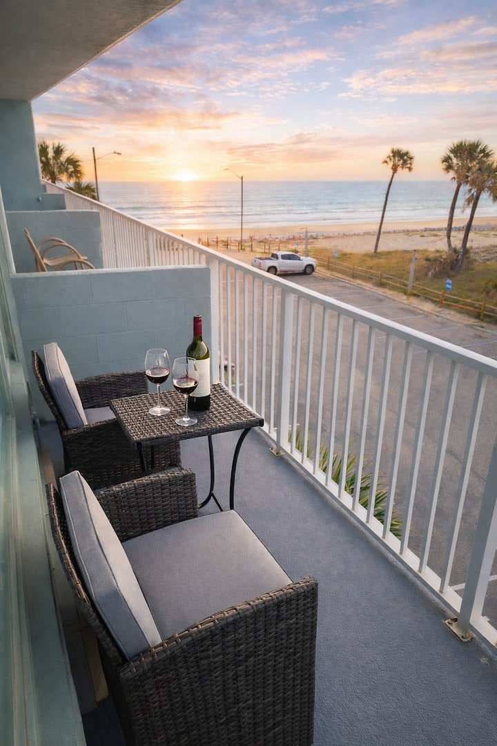 Ocean View Condo W/ Balcony With Pool - Daytona Beach, FL