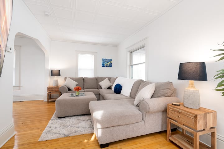 2 Homes Side By Side | 8 Bedrooms | 100" & 75" Tv - Minneapolis−Saint Paul Airport (MSP)