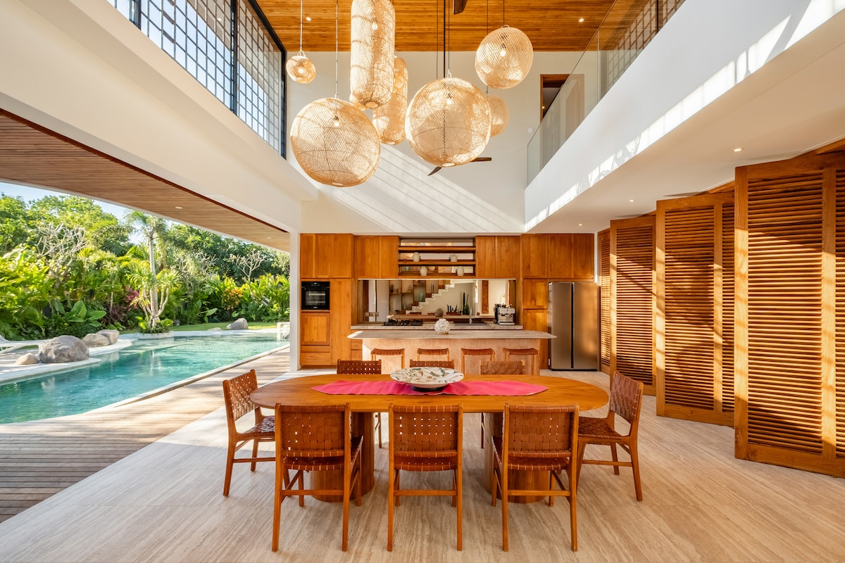 Villa in South Kuta · ★5.0 · 4 bedrooms · 6 beds · 4 baths, Airbnb karşılaştırması