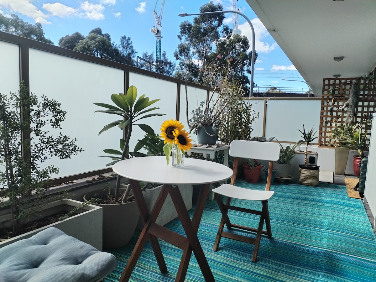 Sunlit Courtyard Oasis