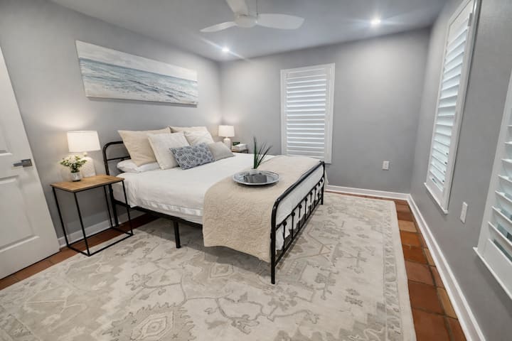 Luxury Coastal Retreat, Steps To Indianrocksbeach - Indian Rocks Beach, FL