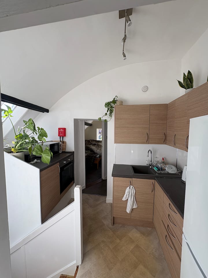 Bright & Central 2 Bed Flat, Kitchen & Parking - West Midlands