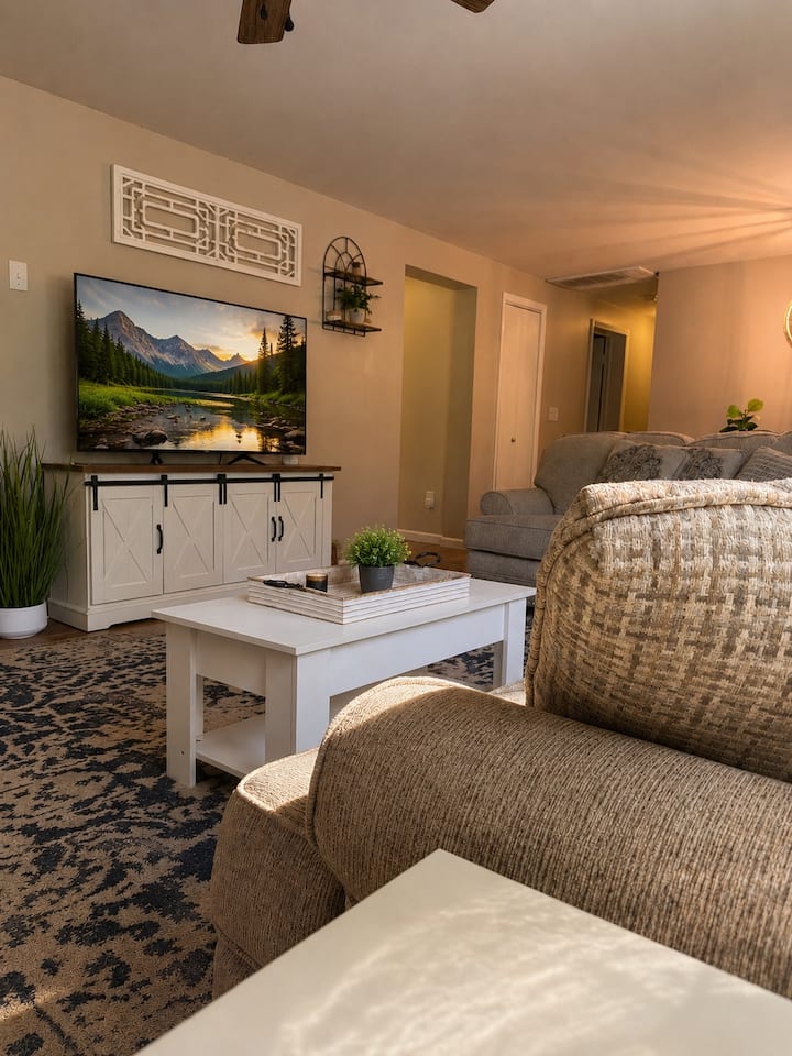 Pocono 5br | Hot Tub, Game Room & Fire Pit - Arrowhead Lake, PA