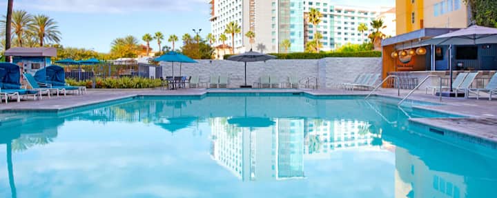 3‑bedroom Retreat, Anaheim Gardenwalk - Anaheim, CA