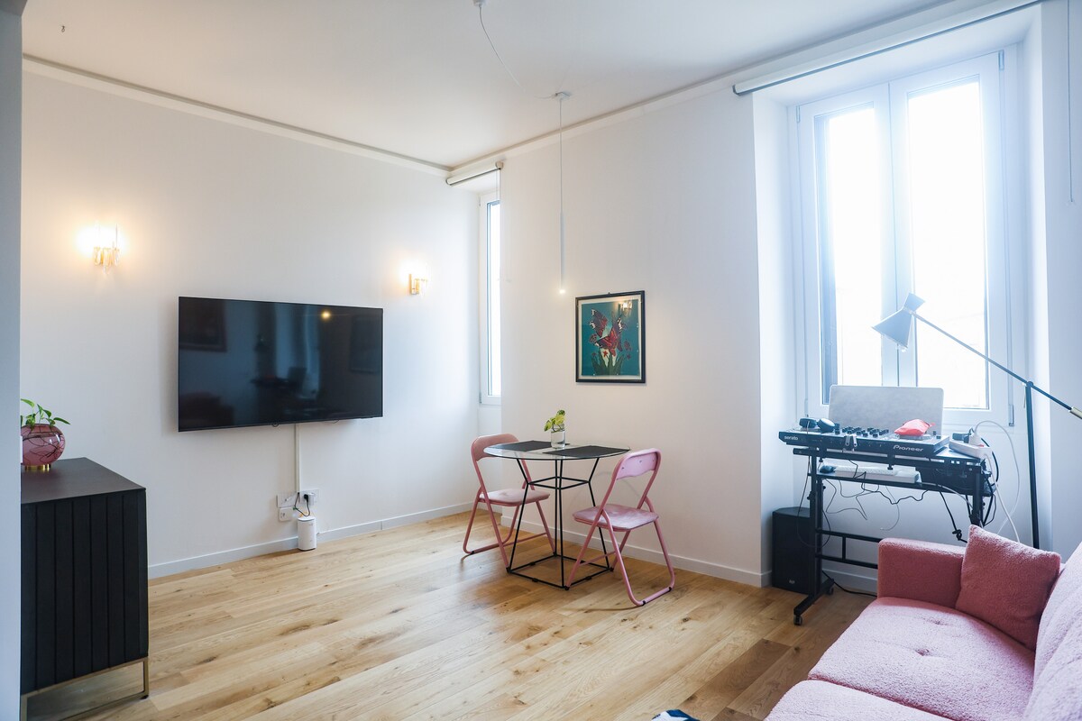 Design Apartment con tocchi colorati –Metro vicina 5