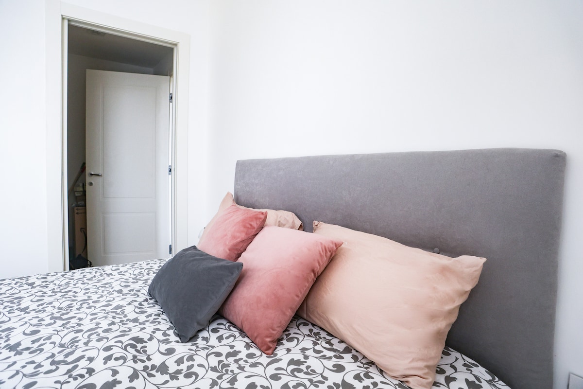 Design Apartment con tocchi colorati –Metro vicina 13