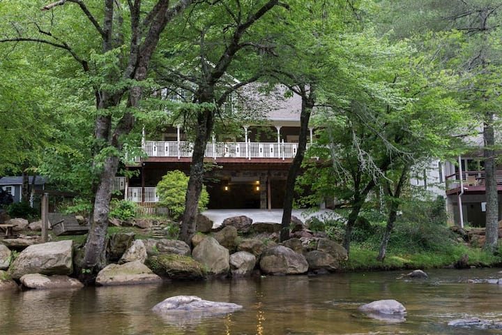 Riverfront Home, Fireplace, Porch, Firepit - シルバ, NC