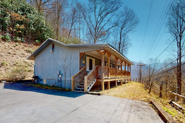 Artsy Mountain Home, Covered Deck, Amazing Views - Maggie Valley, NC