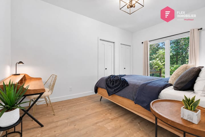 “The Chalet is modern yet rustic! It was well stocked and the beds were comfortable. The Chalet is really well located - close to grocery store (IGA is about 5 mins away), Quebec City, Montmorency etc. Highly recommended!" Siddharth (Toronto)