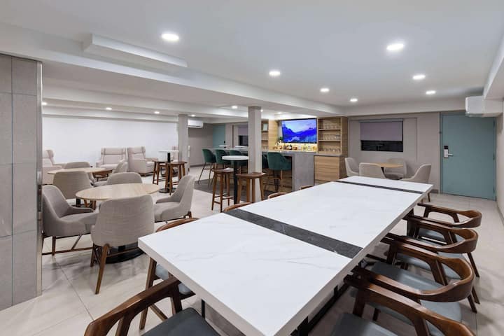 2 Queen | Wyndham Louisville Ky | Family Base - Louisville