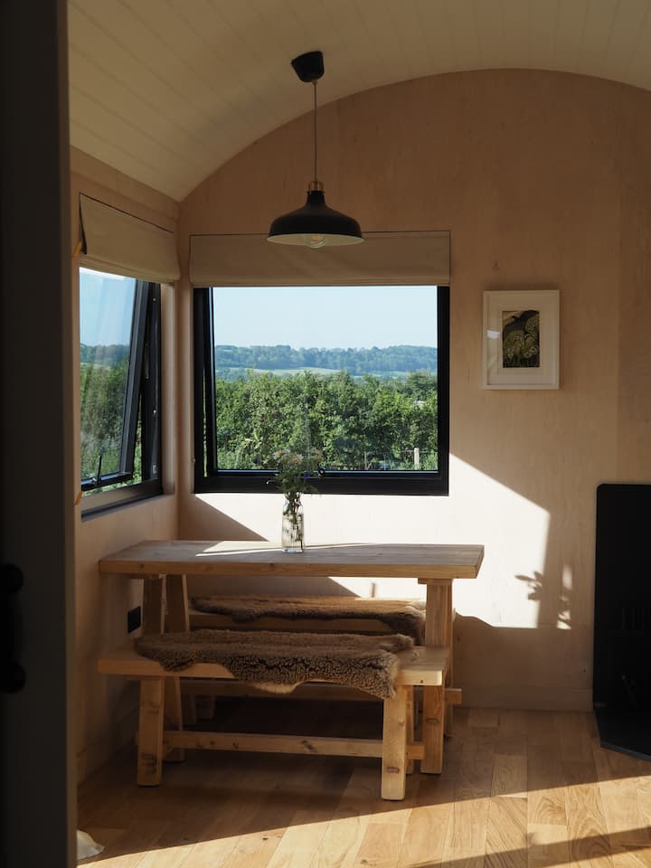 Luxury 2 Bedroom Shepherds Hut On An Organic Farm - Swindon