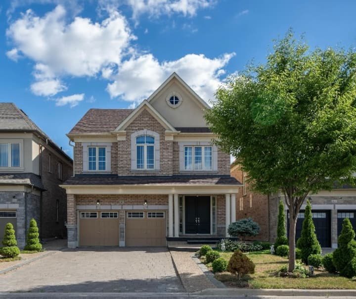 6 Bedrooms, Sleeps 15, 3.5 Baths, 6 Queen, 1 Twin - Vaughan