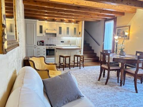 Proprietà Airbnb di successo: Elegant loft with parking included 2 minutes away a Desenzano Del Garda