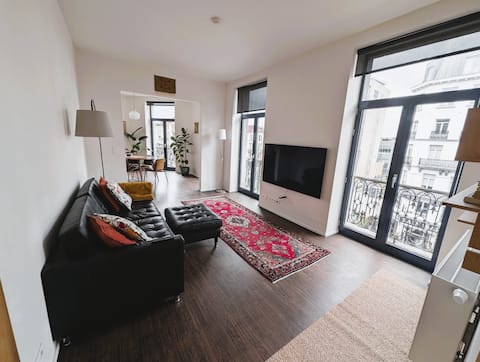 Top performing Airbnb: Lumière - Bright flat - Heart of Brussels in Quartier Du Centre Centrumwijk