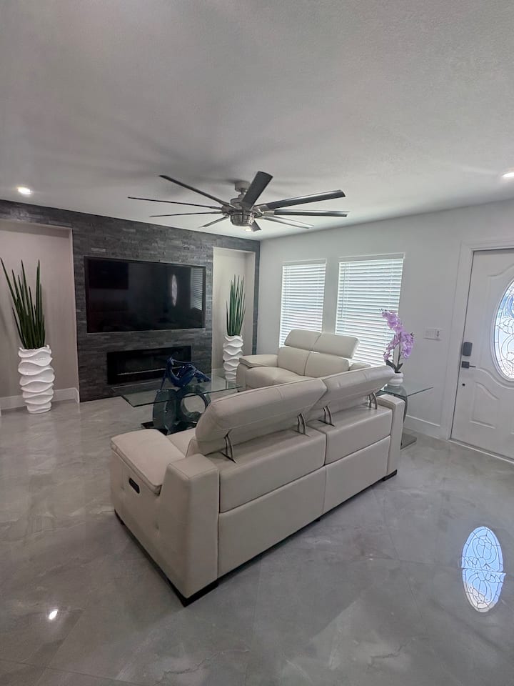 Beautiful Home Centrally Located, Close To Water. - ケープコーラル, FL