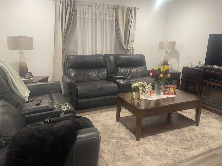 Peaceful 2 Private Bedrooms 1 Private Br Home! - Greenfield, IN