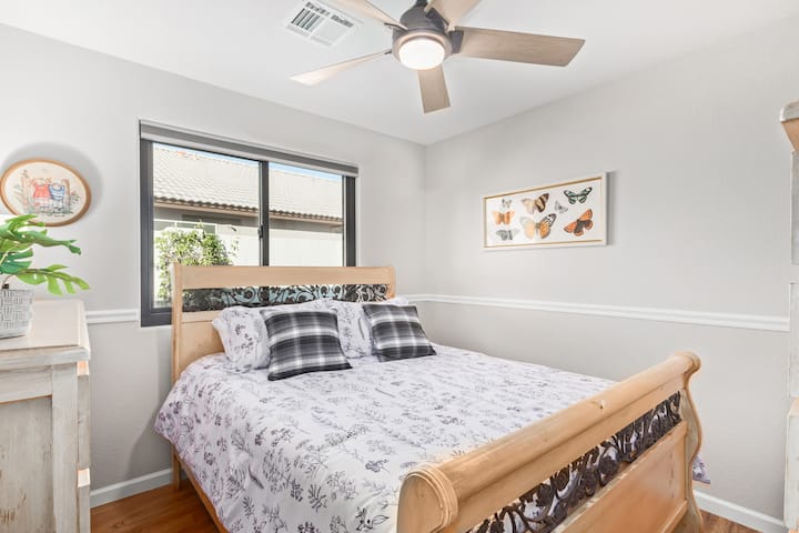 El tercer dormitorio tiene una cómoda cama tamaño queen y un aparador.