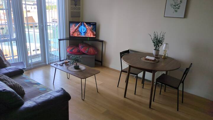 Central Ap With Balcony - By Maris Accommodations! - Derby