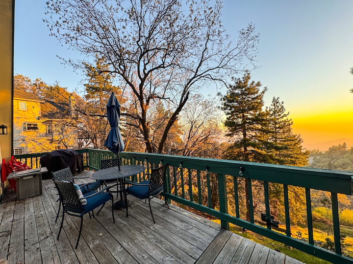 Alpine Lookout Cabin: 2 Balconies + Private Suite - Running Springs, CA