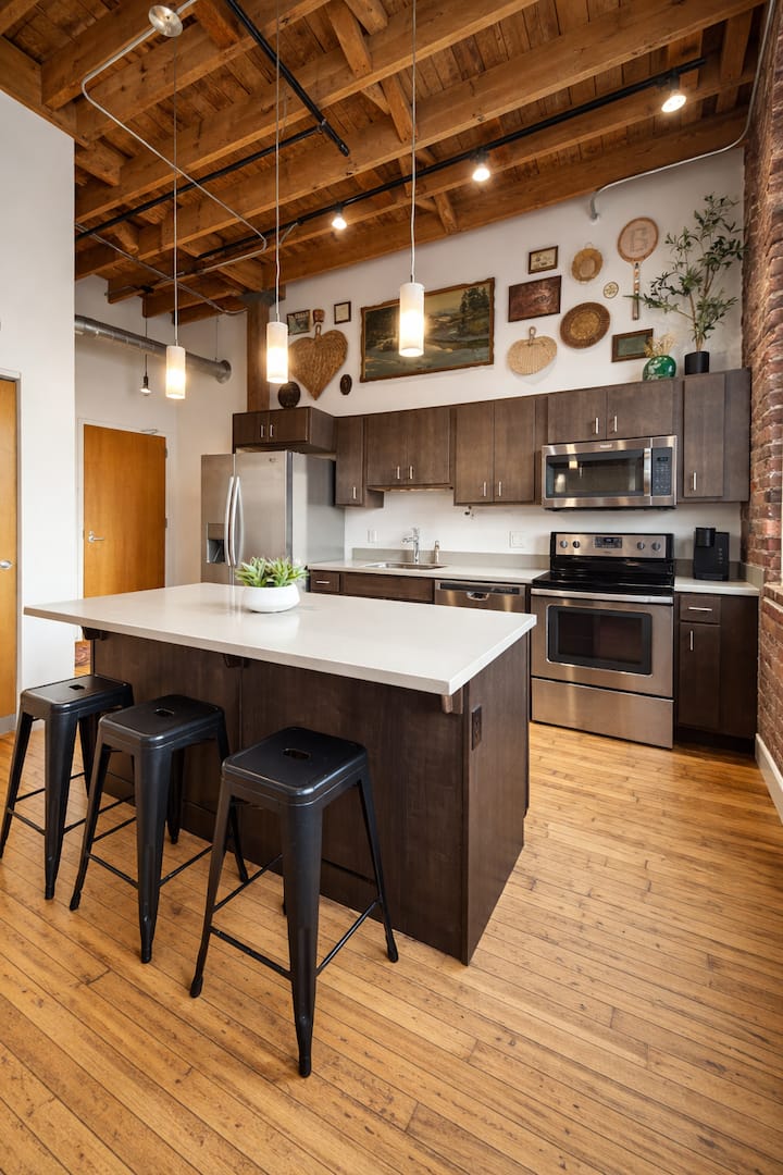 Cozy Brick Studio Retreat - Downtown Dsm - Carlisle, IA