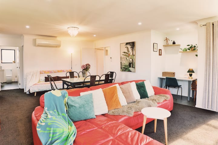 The Sunlit Canvas: Bright Modern Home - Christchurch