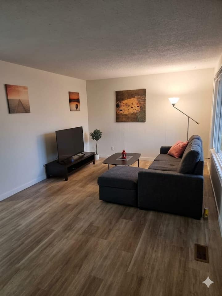 Spacious Top-floor Retreat In The Heart Of Mission - Mission