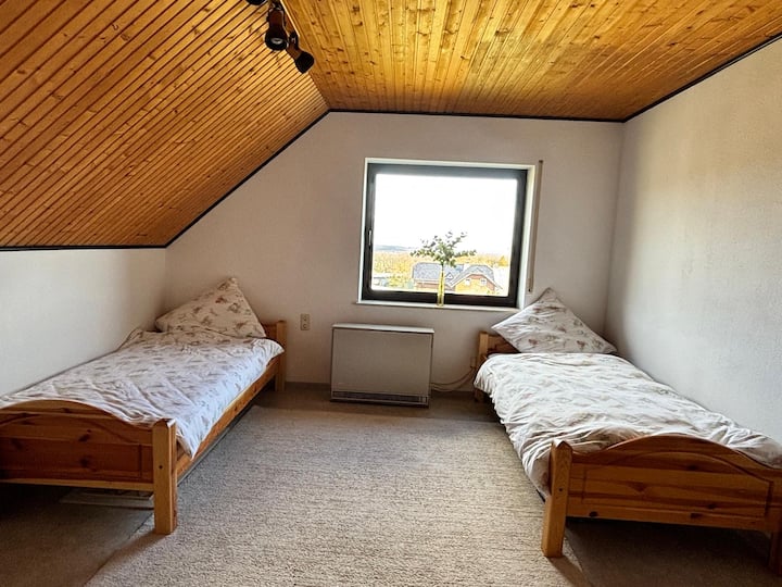 Dormitorio con dos camas especiales