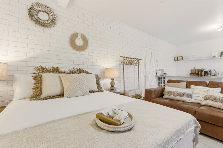'Bay Bliss' | Luxe Coastal Escape | Steps To Beach - Hervey Bay