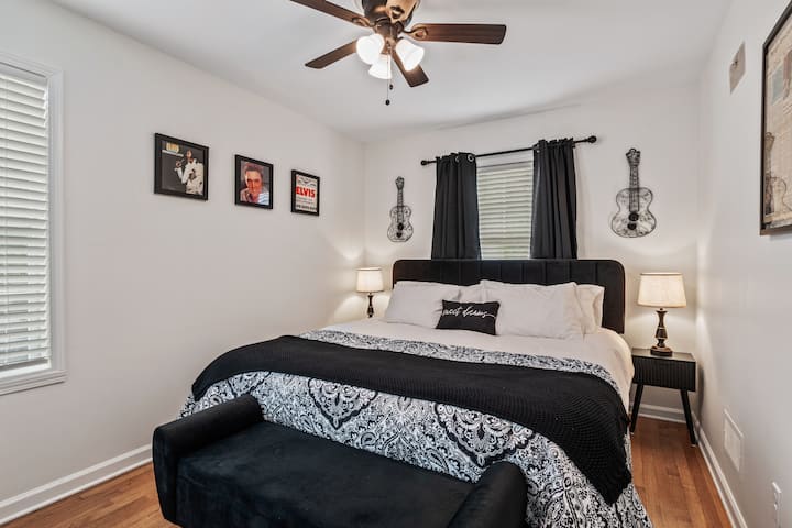 Recámara (Habitación Elvis) con cama tamaño king y varias almohadas hipoalergénicas. Los colchones también tienen fundas hipoalergénicas. Incluye un portaequipajes.