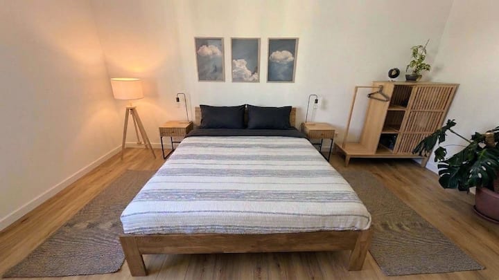 La Monstera Room è la più grande della casa (20mq!) ed è pensata per chi ha ama una ambiente spazioso e completo. Ideale sia per una coppia che per singoli viaggiatori, smart workers e per chi vuole una scrivania per comodità.