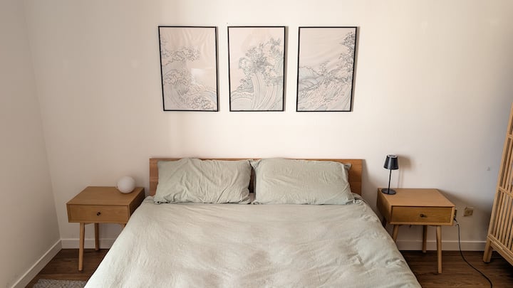 Letto matrimoniale con materasso in lattice e memory foam, mobili in legno e numerose prese elettriche.