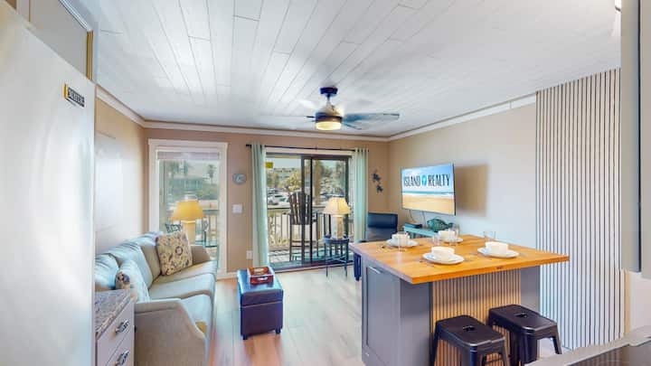 Great Oceanfront 1st Floor Unit With Beach, Fishin - Sullivan's Island, SC
