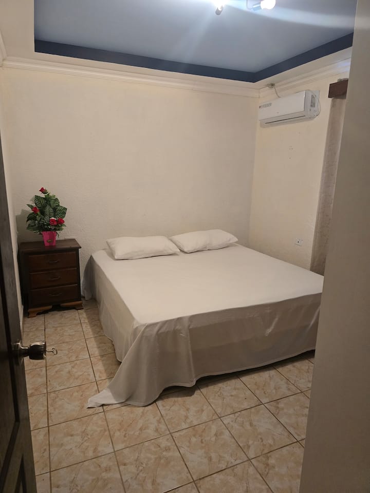 Casa Escondida Centrica Frente Aeropuerto - Roatán