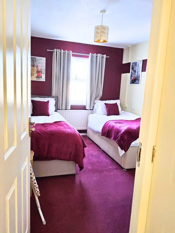 Удобна спална соба со мек кревет за едно лице, совршена за опуштање по ден поминат надвор.